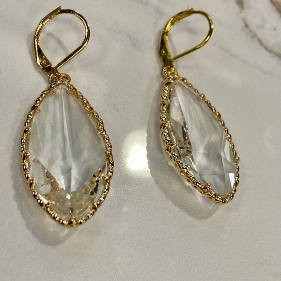 Pretty transparent leaf earrings - Picture 3 of 6